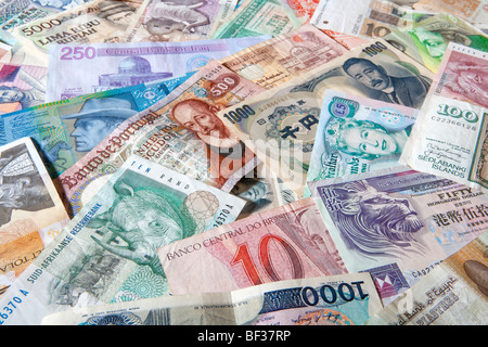 Collection de différentes monnaies de pays du monde entier Banque D'Images
