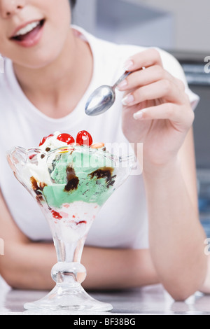 Adolescente de manger une glace dans un glacier Banque D'Images