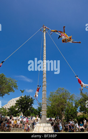 Papantla circulaires. Xcaret . L'éco-parc archéologique. Playa del Carmen. L'état de Quintana Roo. Riviera Maya. Péninsule du Yucatan. Le Mexique Banque D'Images