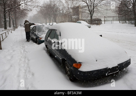 Une rue de banlieue de Montréal à destination de la neige après une tempête de neige. Banque D'Images