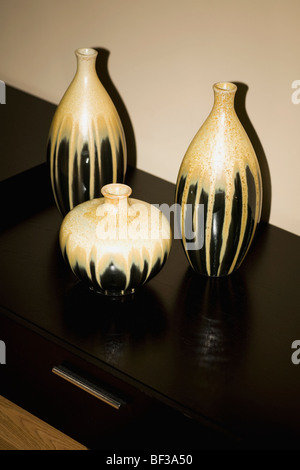 Trois vases) sur un bahut Banque D'Images