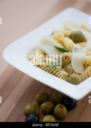 Close-up de pâtes dans un bol d'olives Banque D'Images