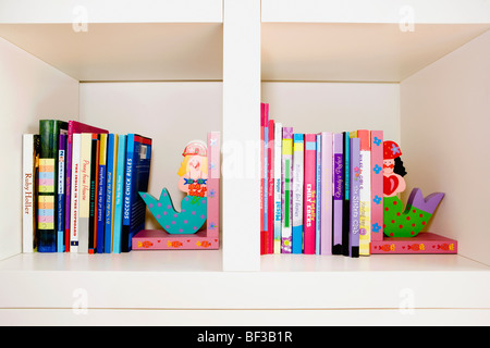 Close-up of books et sirènes de jouets sur une étagère Banque D'Images