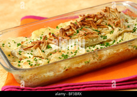 Dos de cabillaud gratiné aux amandes. Recette disponible. Banque D'Images