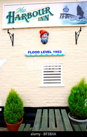 Southwold, Suffolk, Angleterre, Royaume-Uni. L'Harbour Inn. Inscrivez-vous sur mur extérieur montrant les inondations de niveau 1953 Banque D'Images