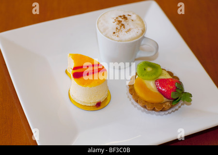 Assortiment de tartelettes avec une tasse de café Banque D'Images