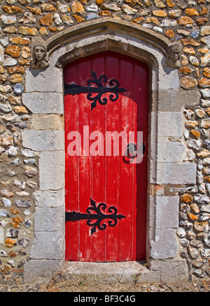 Porte latérale rouge à St Peters Church, Bishops Waltham, Hampshire, Angleterre Banque D'Images