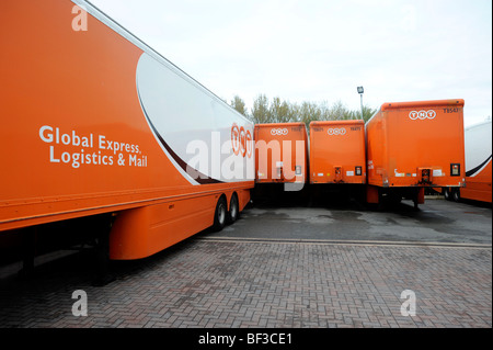 Camions TNT dans un dépôt Banque D'Images