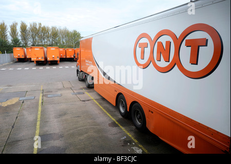 Camions TNT dans un dépôt Banque D'Images