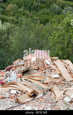 Déchets de construction à voler illégalement dans Teos, ouest de la Turquie. Banque D'Images