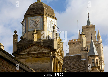 Cadran solaire au-dessus de la porte d'honneur menant de la cour de Caius en Sénat Chambre Passage à Cambridge Banque D'Images