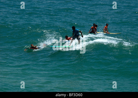 Les surfeurs sur la plage de Copacabana, Rio de Janeiro, Brésil Banque D'Images