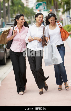 Multi-ethnic women with shopping bags Banque D'Images