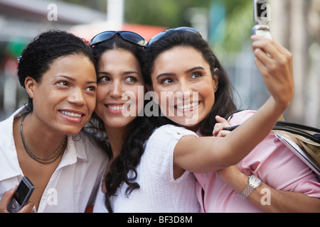 Multi-ethnic friends taking own photograph Banque D'Images