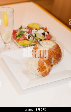 Portrait de soupe servi dans un bol de pain avec de la salade Banque D'Images