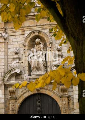 Statue de sainte Anne sur la façade d'une petite chapelle dans le centre-ville de Bruxelles, Belgique Banque D'Images