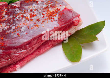 Close-up d'un steak frotté avec du sel de mer et de paprika Banque D'Images