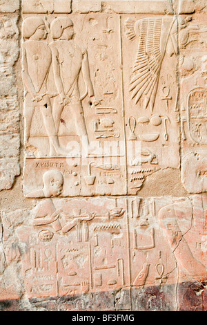 Dans les sculptures du temple de Louxor, Louxor, Egypte. Banque D'Images