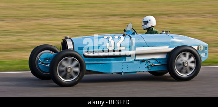 1931 Bugatti Type 54 avec chauffeur Ben Collings pendant le trophée à la Goodwood 2009 Goodwood Revival, Sussex, UK. Banque D'Images