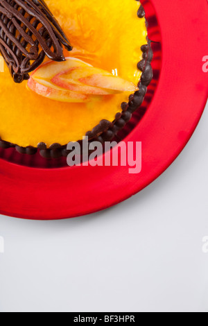 Garnir de chocolat sur un gâteau flan citron Banque D'Images