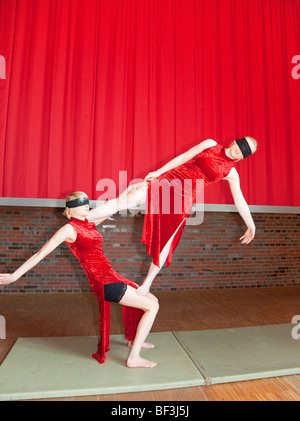 Deux jeunes filles montrant -Loi sur les performances de cirque acrobatique Banque D'Images