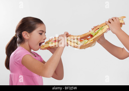 Girl eating a sandwich sous-marin Banque D'Images