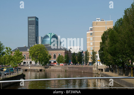 La ville de Leeuwarden Pays-Bas Frise Fryslan centre ancien ( Achmeatower - Willemskade gauche - droite Fries Museum et bibliothèque ) Banque D'Images