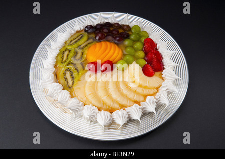 Portrait d'un flan aux fruits sur une plaque Banque D'Images