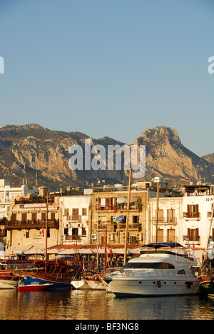 Le nord de Chypre. Début de la lumière du matin sur le port de Kyrenia. L'année 2009. Banque D'Images