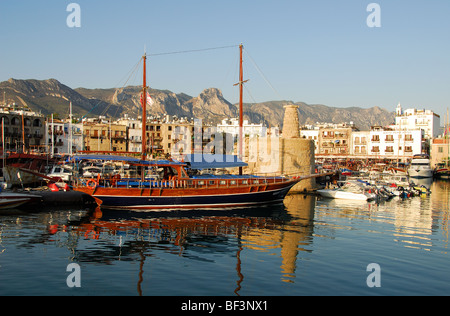 Le nord de Chypre. Début de la lumière du matin sur le port de Kyrenia. L'année 2009. Banque D'Images