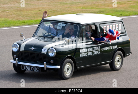 1962 Morris Mini Van appartenant à la Cooper Car Company, à Goodwood Revival meeting, Sussex, UK. Banque D'Images