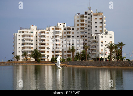 Laguna Beach appartements modernes et les dauphins statue à Famagouste République turque de Chypre-Nord rtcn Banque D'Images