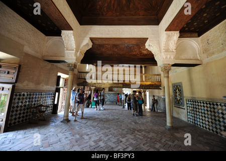 Les visiteurs dans le hall de le Mexuar, le Mexuar, Le Palais Nasrides, l'Alhambra, Grenade, Andalousie, Espagne Banque D'Images