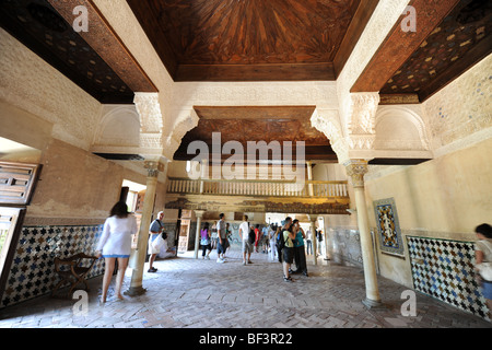 Les visiteurs dans le hall de le Mexuar, le Mexuar, Le Palais Nasrides, l'Alhambra, Grenade, Andalousie, Espagne Banque D'Images