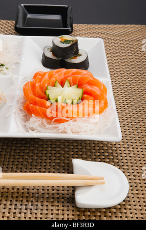 Close-up d'un plateau de sushis assortis Banque D'Images