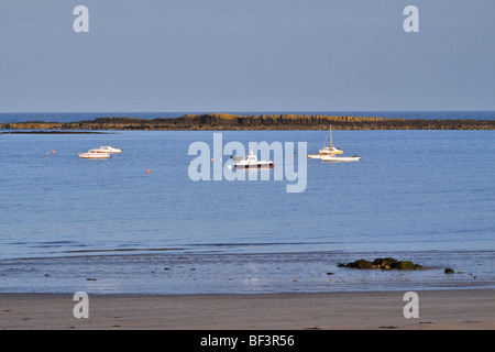 Newton basse-by-the-Sea, dans le Northumberland. Exposés de dolérite la grande Whin Sill fournit mouillage abrité dans Newton Haven Banque D'Images