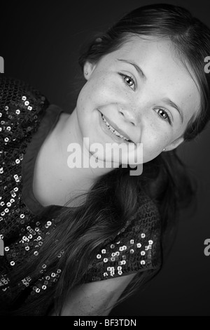 Portrait noir et blanc d'un enfant aux cheveux bruns assez Banque D'Images