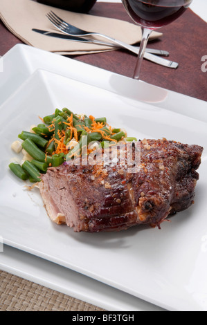 Portrait de steak servi avec haricots verts Banque D'Images