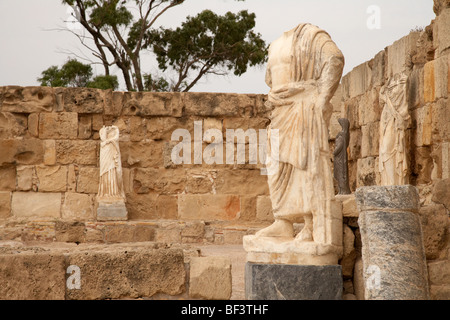 Des statues dans le gymnase et les bains dans l'ancien site de l'ancienne villa romaine salamine famagouste République turque de Chypre du nord Banque D'Images