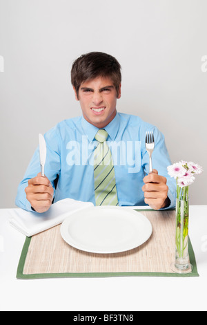 Portrait d'un homme en colère en attente pour le dîner Banque D'Images