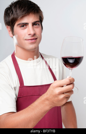 Portrait d'un homme tenant un verre de vin rouge Banque D'Images