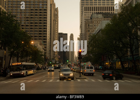 Le trafic sur le Magnificent Mile de Chicago, Illinois, USA Banque D'Images