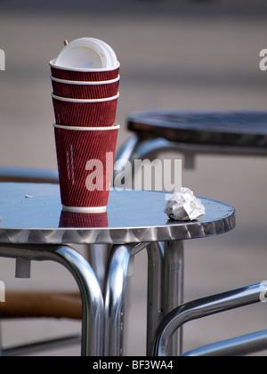 Pile de tasses à café jetables utilisés. Banque D'Images