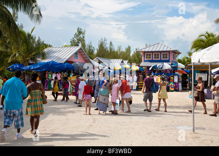 Coco Cay, Bahamas - Août 2008 - les passagers des navires de croisière shopping sur Coco Cay, Bahamas Banque D'Images