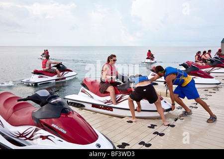 Coco Cay, Bahamas - Août 2008 - les passagers des navires de croisière se préparer à wave runner excursion à Coco Cay Banque D'Images