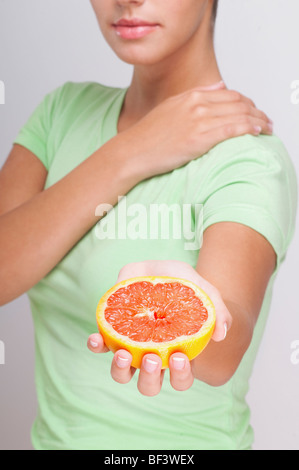 Close-up of a woman holding a grapefruit Banque D'Images