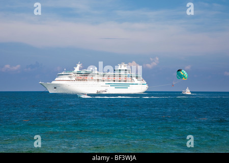 Coco Cay, Bahamas - Août 2008 - Les passagers du navire de croisière Sovereign of the Seas le parapente à Coco Cay Banque D'Images