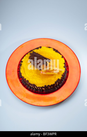 Garnir de chocolat sur un gâteau flan citron Banque D'Images