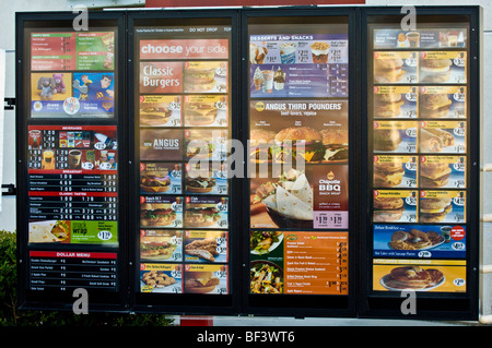 En voiture par l'intermédiaire de menu à un fast-food. (McDonald's) Banque D'Images