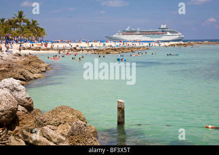 Coco Cay, Bahamas - Août 2008 - les passagers des navires de croisière jouer et nager le long du littoral de Coco Cay Banque D'Images